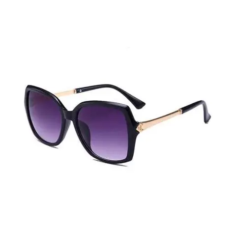 Kacamata Hitam Oversized Lensa Gradasi dengan Tangkai Metal.